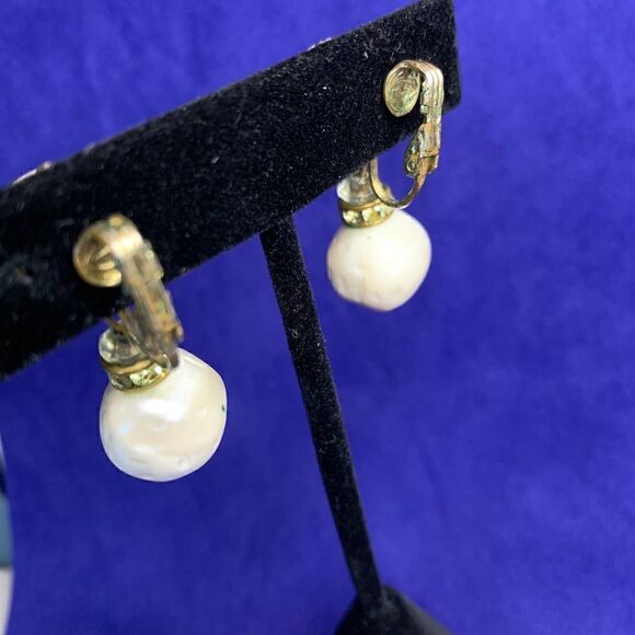 Unmarked Textured Faux Pearl Danglers, Vintage - Picture 5 of 7